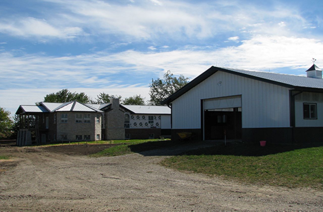 Build White Horse Barns in Farmhouse Design